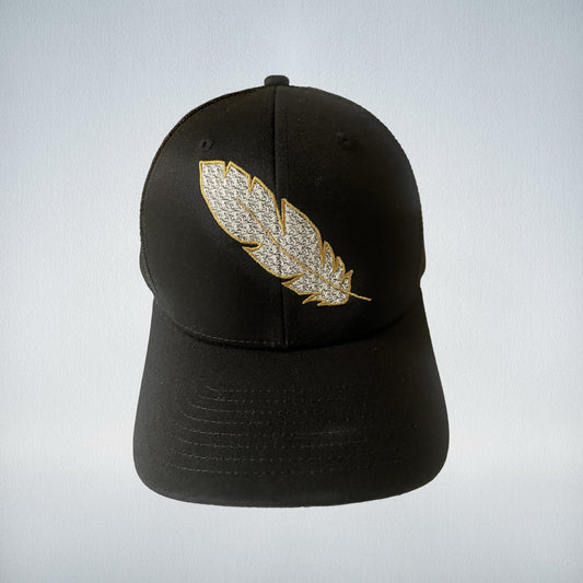 Cachucha en color negro con pluma blanca y detalles dorados
